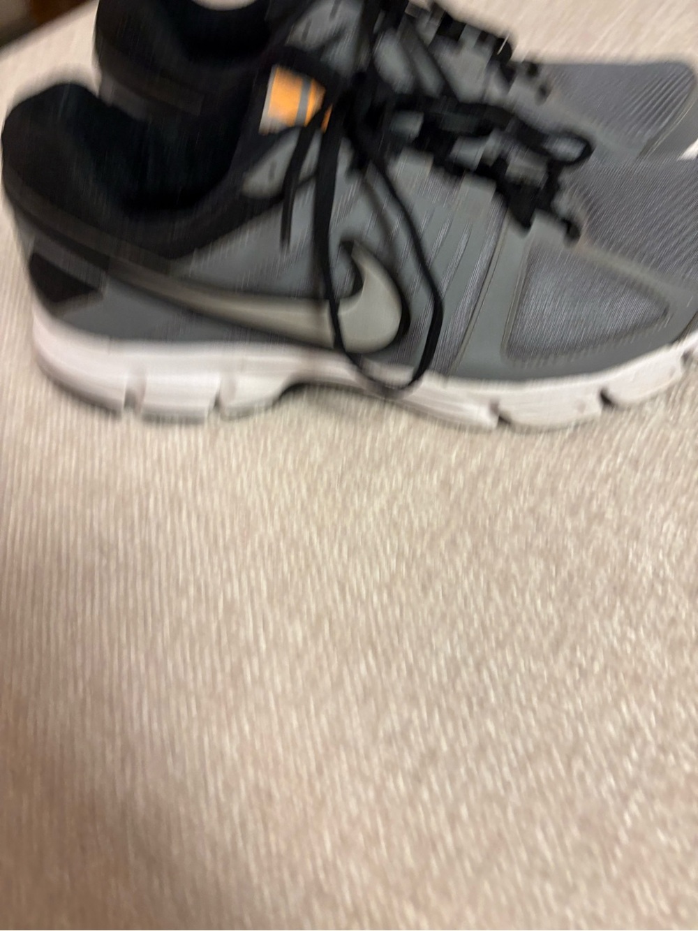 Nike Men’s Gray and Black DownShifter 5 Running Shoes with Orange Logo Size 9.5 - Picture 3 of 16